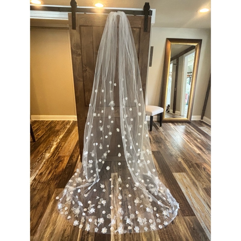 3D Floral Light Ivory Bridal Veil - Cathedral Length